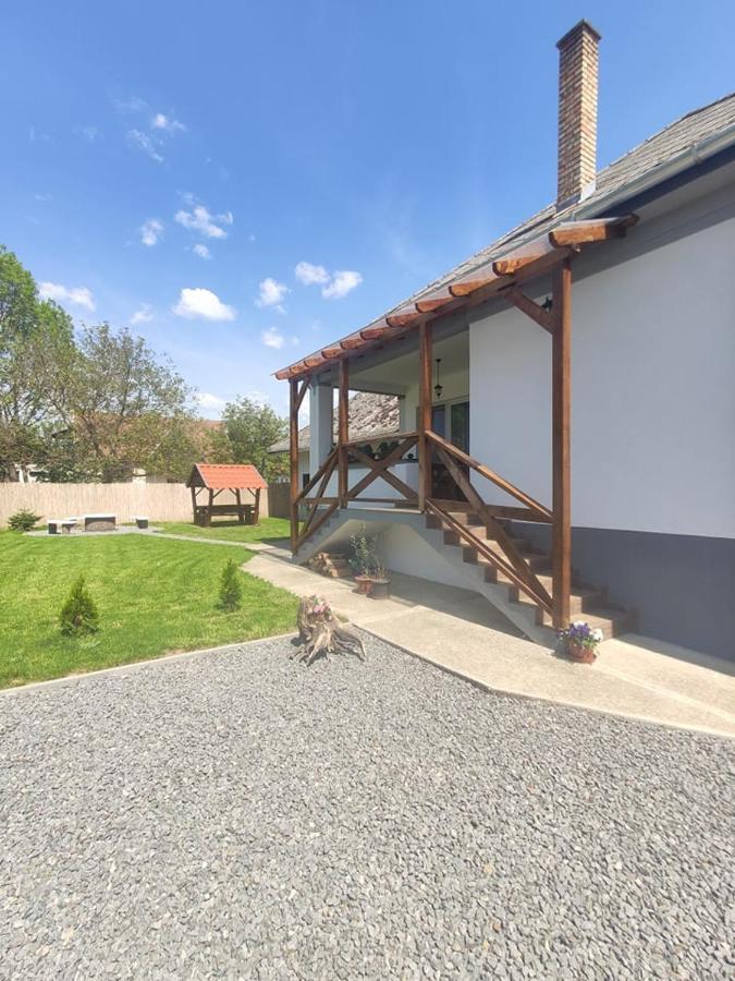 Komáromi Vendégház Erdőhorváti Exterior foto