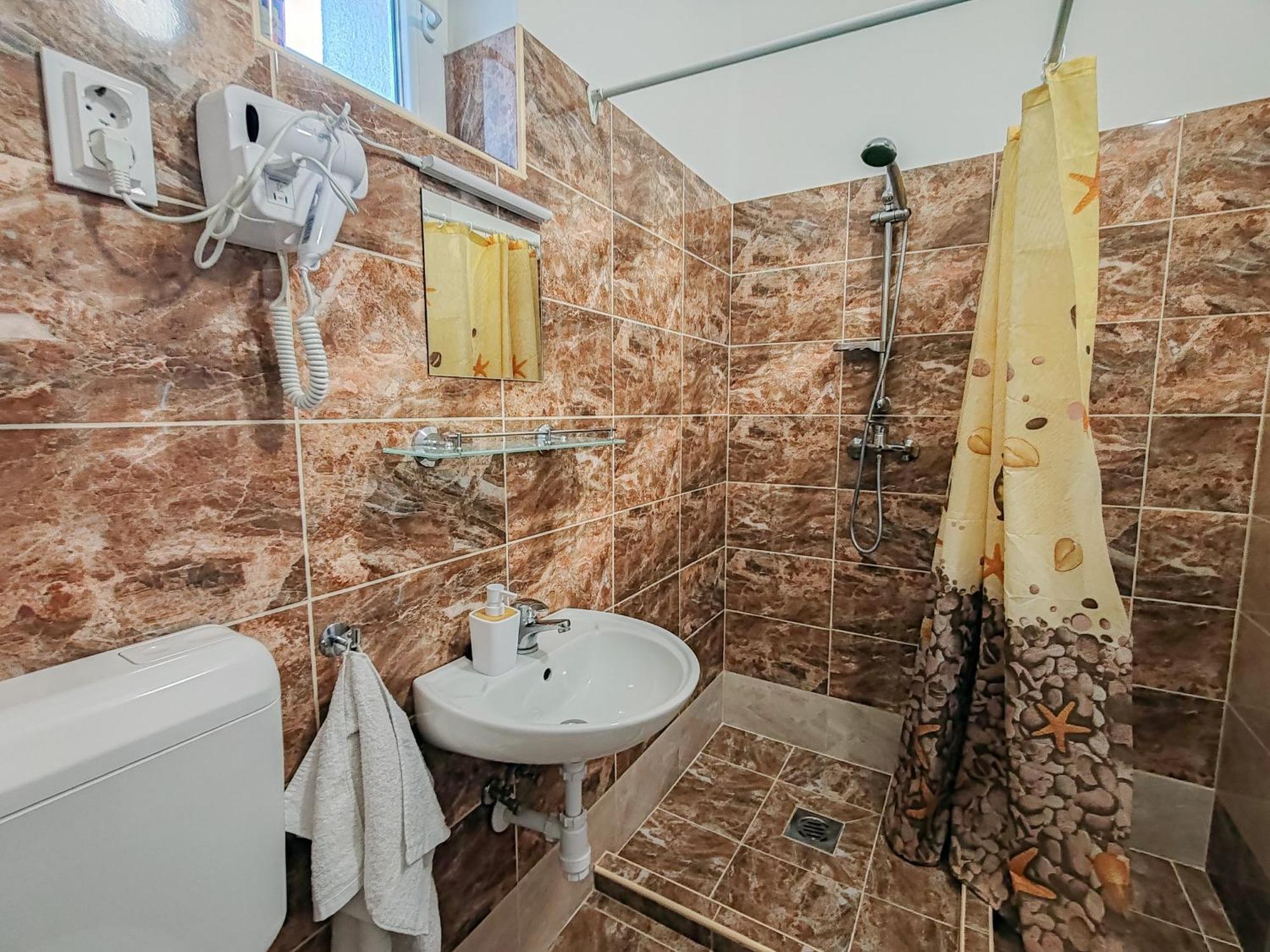 Komáromi Vendégház Erdőhorváti Exterior foto